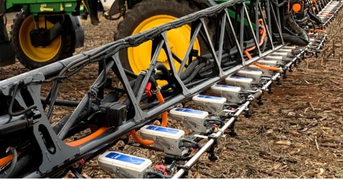 Botalón de pulverizadora con sensores WeedSeeker 2 instalados