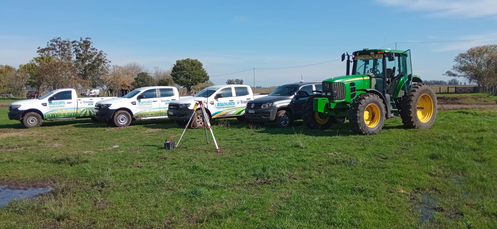 Base RTK de Bianchini instalada en el campo para nivelación de terrenos