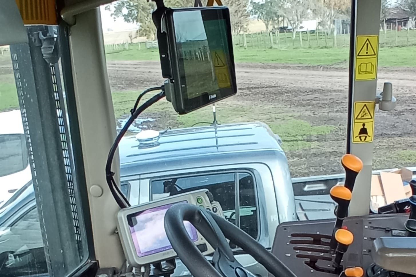 Pantalla Trimble instalada en la cabina de un tractor