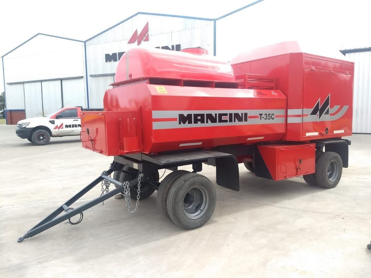 Acoplado tanque Mancini rojo con baulera grande, frente a la fábrica