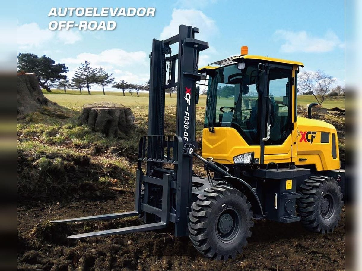 Autoelevador todo terreno XCF FD30-OF con horquillas en un campo