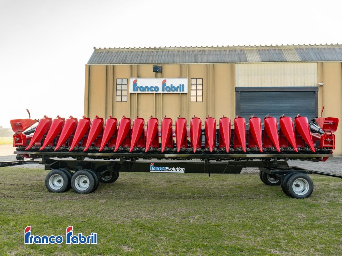 Cabezal maicero Franco Fabril Evolution visto de frente, con todos los capots, sobre su remolque