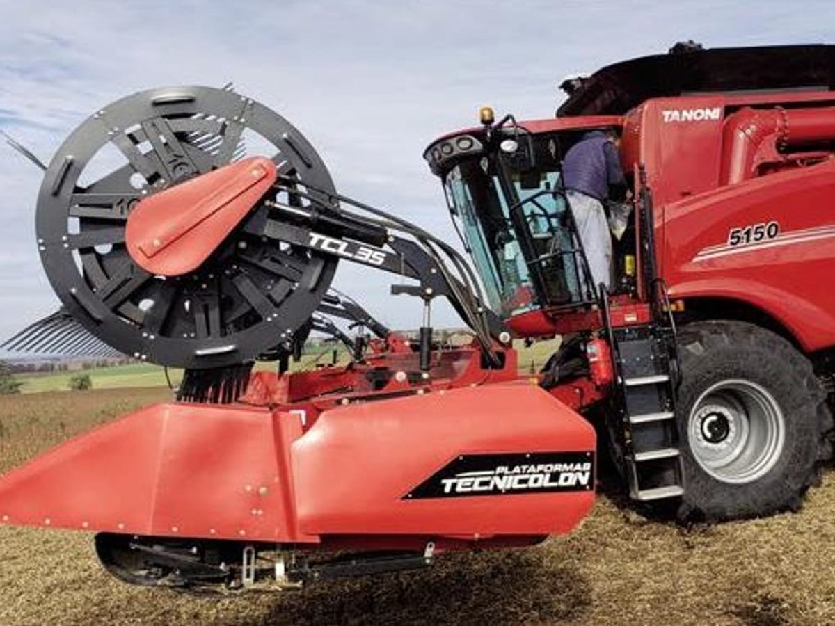 Plataforma draper Tecnicolon TCL 35 roja montada en una cosechadora
