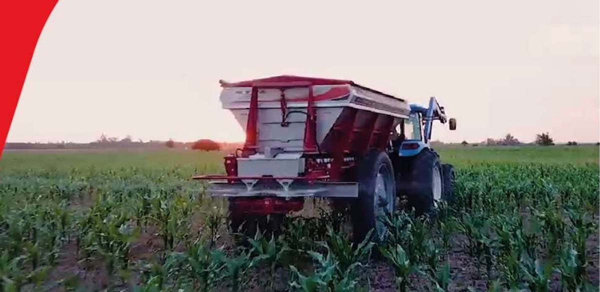 Fertilizadora Syra trabajando en un lote de maíz