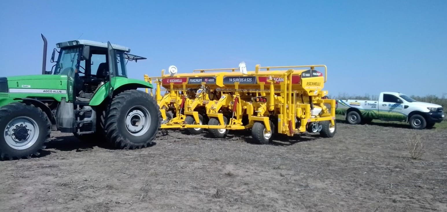 Sembradora Ascanelli enganchada a un tractor