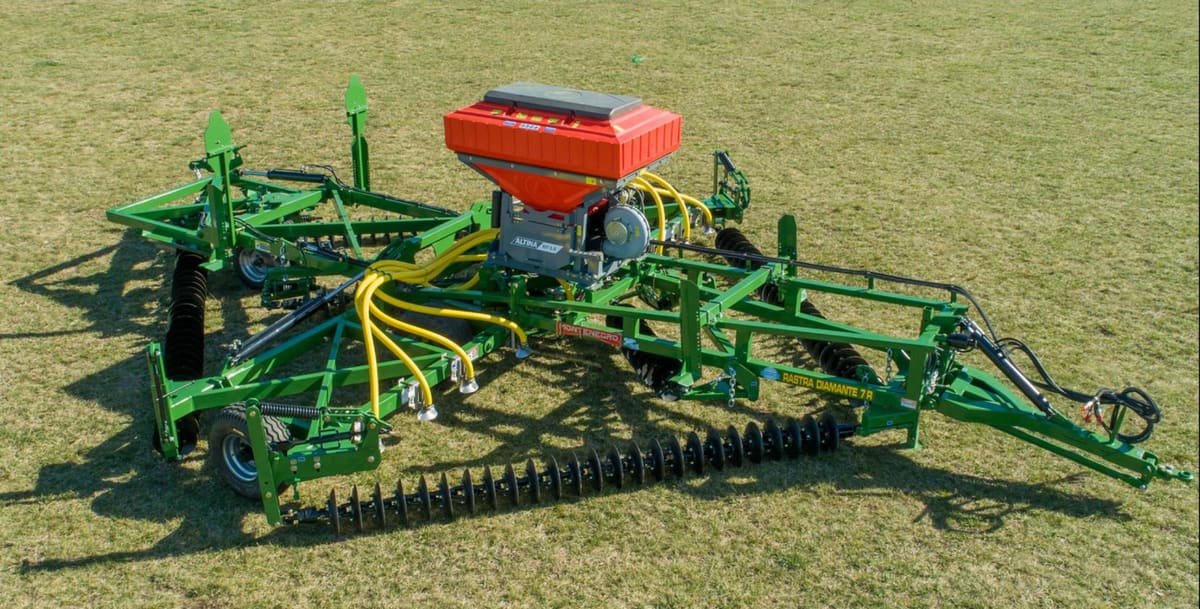 Rastra Diamante Montenegro 7 R equipada con el sistema Air Drill para sembrar y fertilizar