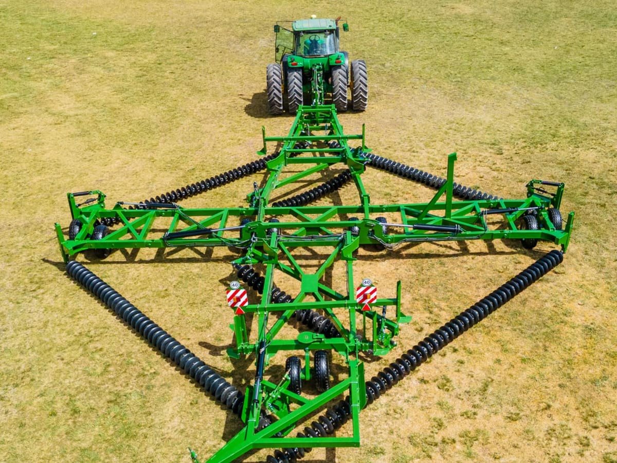 Rastra Diamante Montenegro Evolution III desplegada detrás de un tractor, vista desde arriba