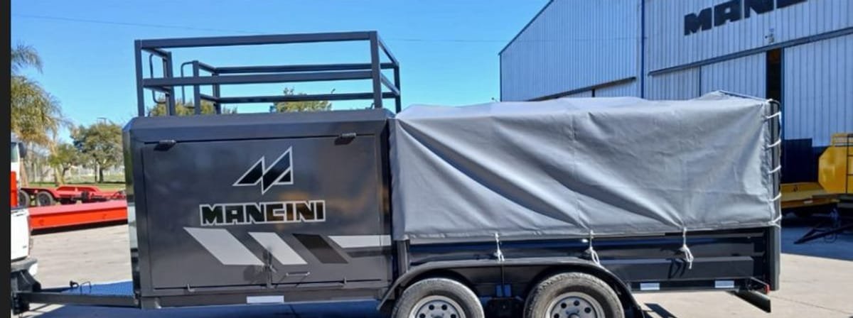 Tráiler para dron Mancini de dos ejes con cabina cerrada adelante y carrozado con lona atrás