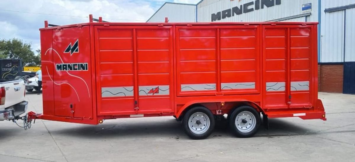 Tráiler para dron agrícola Mancini de dos ejes, rojo, carrozado con puertas laterales