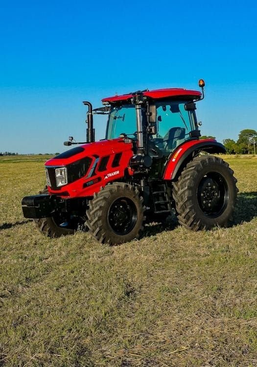 Tractor Traxor TRX 100 de frente y de costado en un rastrojo