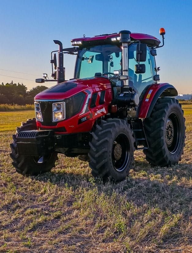 Tractor Traxor TRX 100 de frente y de costado al atardecer