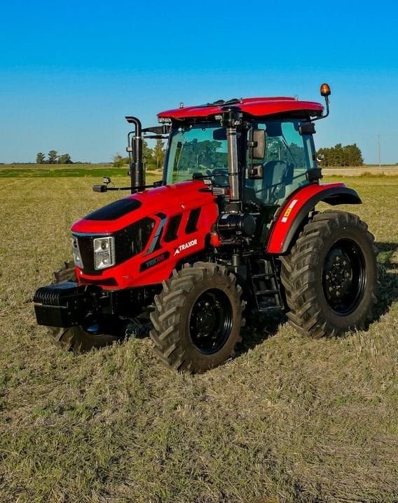 Tractor Traxor TRX 100 de frente y de costado en el lote