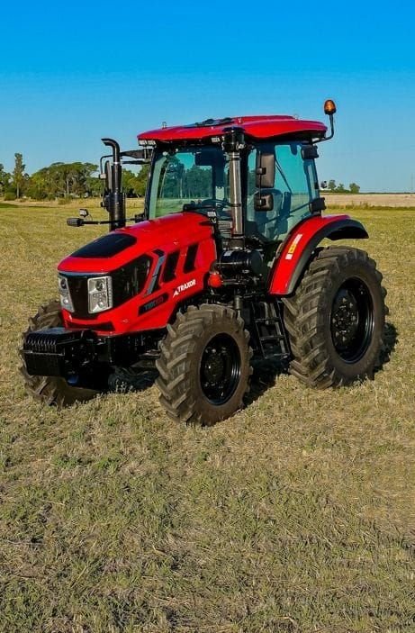 Tractor Traxor TRX 100 de frente y de costado, con cielo azul