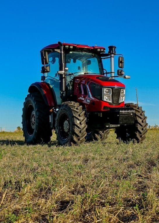 Tractor Traxor TRX 100 de frente, entre el rastrojo