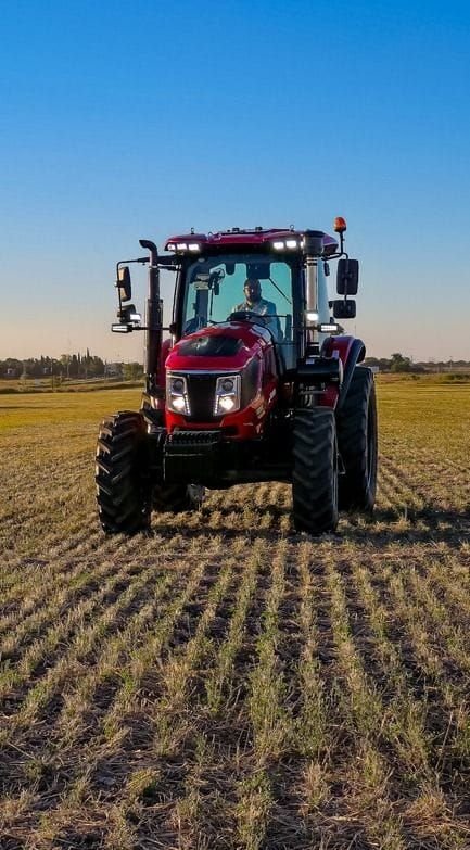 Tractor Traxor TRX 100 de frente, en un lote sembrado