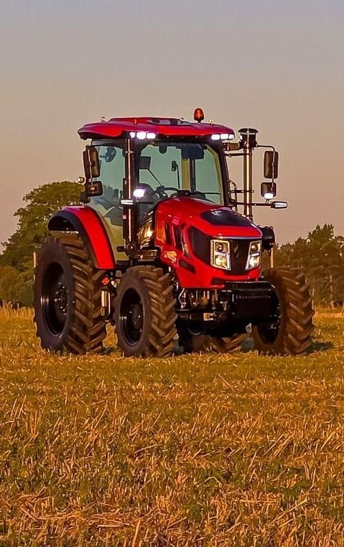 Tractor Traxor TRX 100 de frente al atardecer