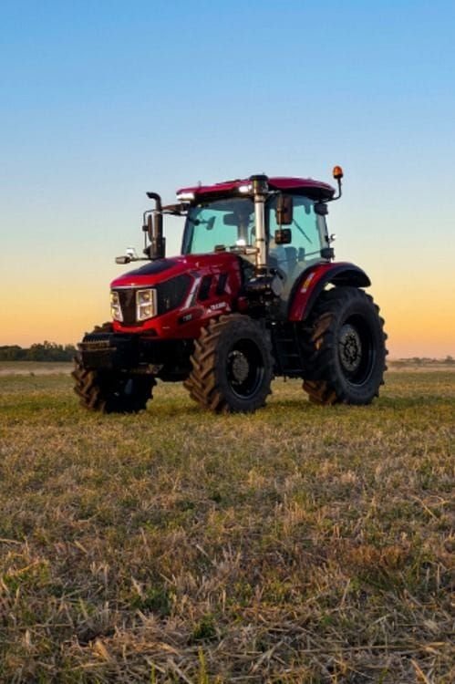 Tractor Traxor TRX 100 en el lote al atardecer
