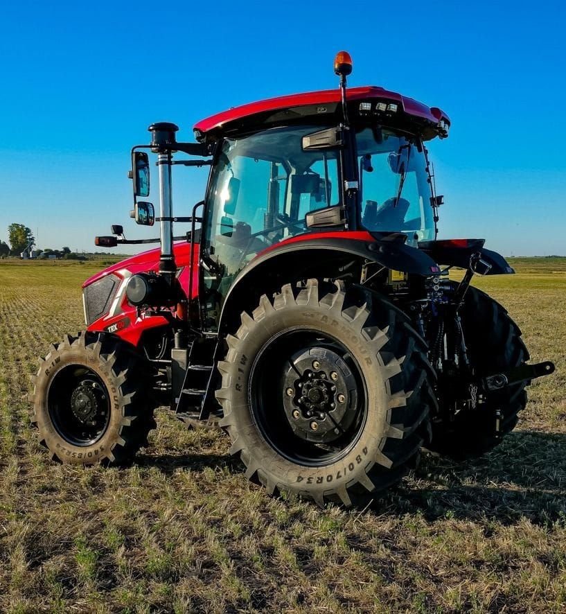 Tractor Traxor TRX 100 de atrás y de costado, con la rueda trasera