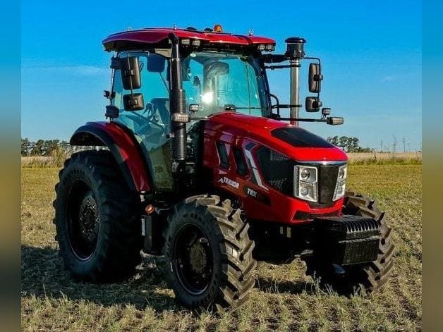 Tractor Traxor TRX 100 rojo con cabina