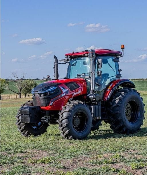 Tractor Traxor TRX 115 de frente y de costado sobre el pasto