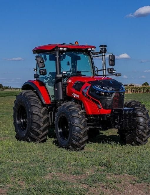 Tractor Traxor TRX 115 de frente y de costado, con la cabina a la vista