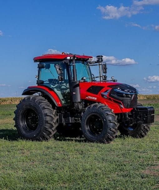 Tractor Traxor TRX 115 de frente y de costado, del lado del escape