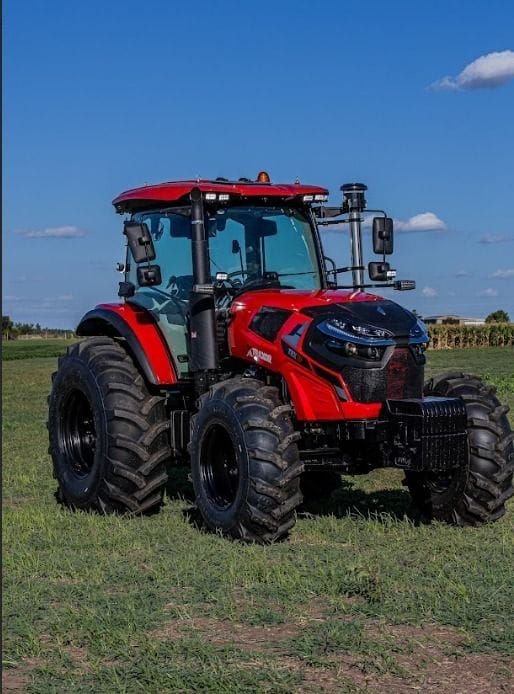 Tractor Traxor TRX 115 de frente y de costado con cielo azul