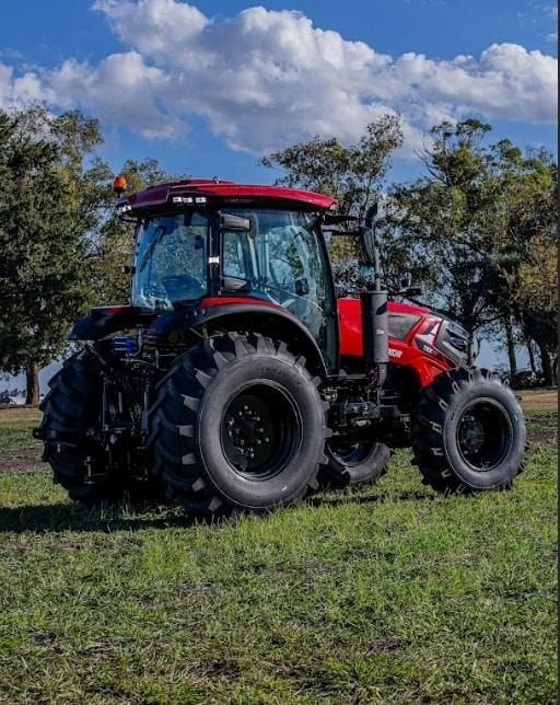 Tractor Traxor TRX 115 de atrás y de costado entre árboles