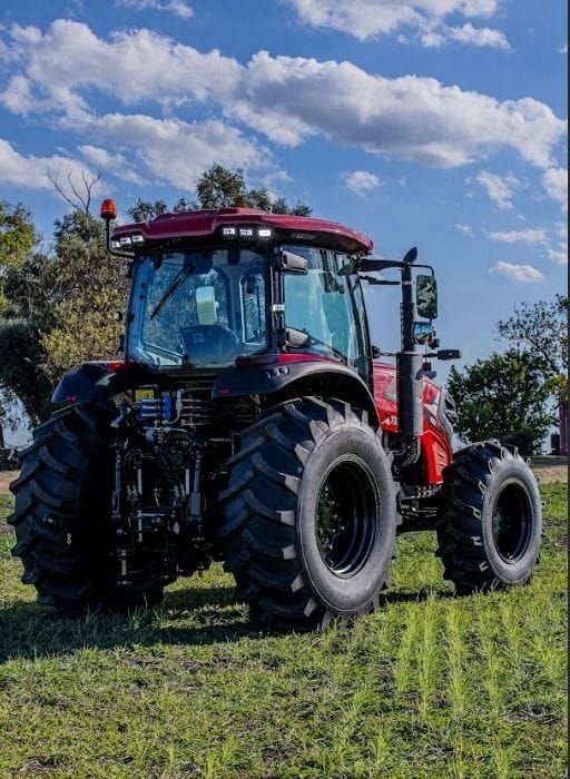 Tractor Traxor TRX 115 de atrás y de costado, del otro lado