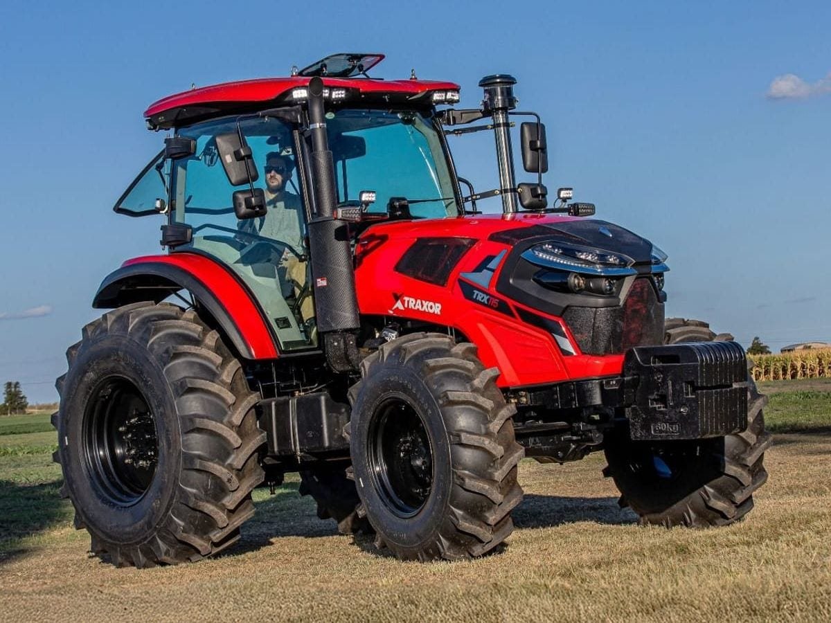 Tractor Traxor TRX 115 rojo con cabina