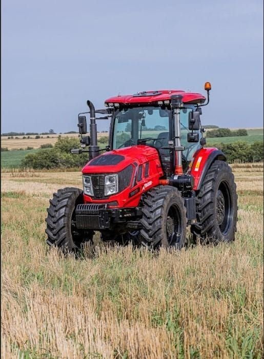 Tractor Traxor TRX 130 de frente y de costado sobre el rastrojo