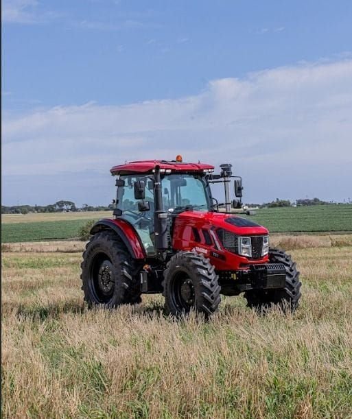 Tractor Traxor TRX 130 de frente y de costado, a lo lejos