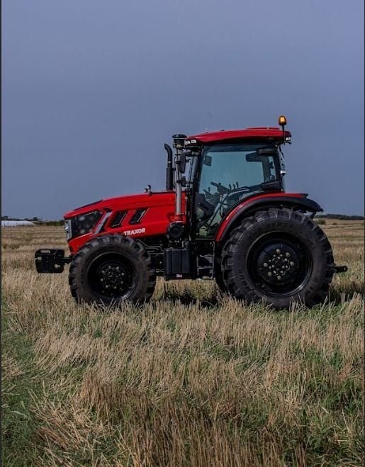 Tractor Traxor TRX 130 de costado, con cielo de tormenta