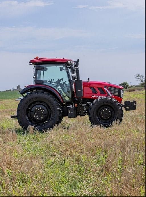 Tractor Traxor TRX 130 de costado en el campo