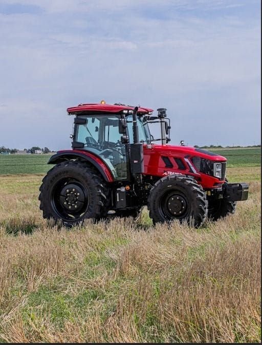 Tractor Traxor TRX 130 de costado, del lado de la cabina