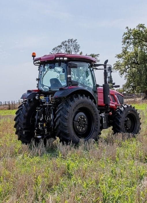 Tractor Traxor TRX 130 de atrás y de costado junto a un árbol