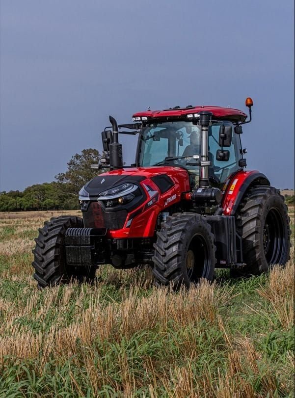 Tractor Traxor TRX 150 de frente y de costado con cielo de tormenta