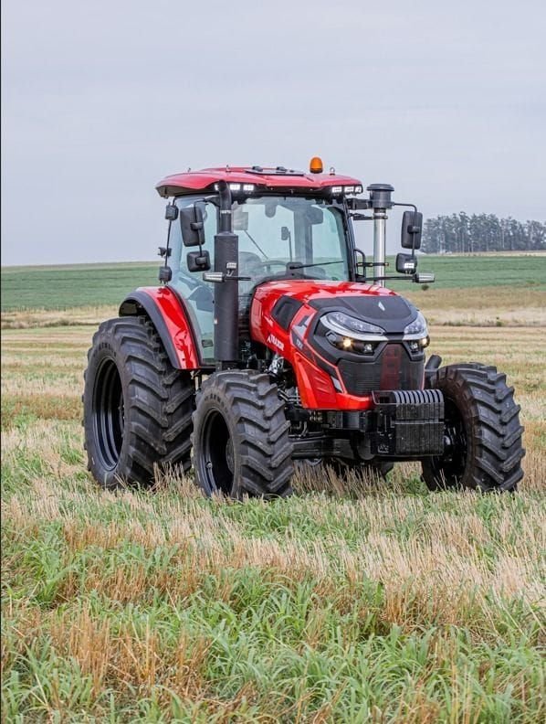 Tractor Traxor TRX 150 de frente y de costado, del otro lado