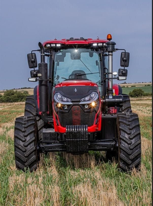 Tractor Traxor TRX 150 de frente con las luces prendidas