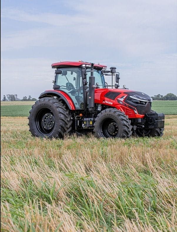 Tractor Traxor TRX 150 de costado, con la trompa a la derecha