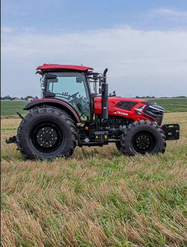 Tractor Traxor TRX 150 de costado sobre el rastrojo