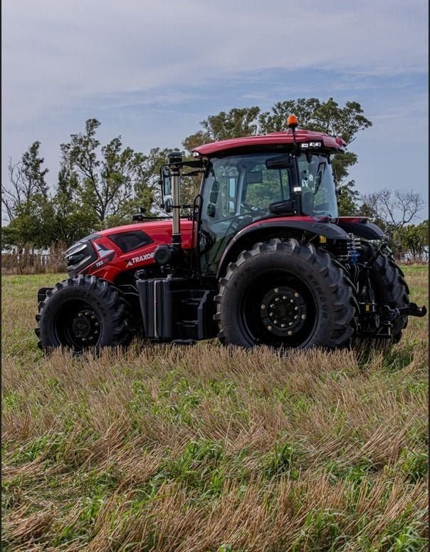 Tractor Traxor TRX 150 de costado, del lado de la cabina