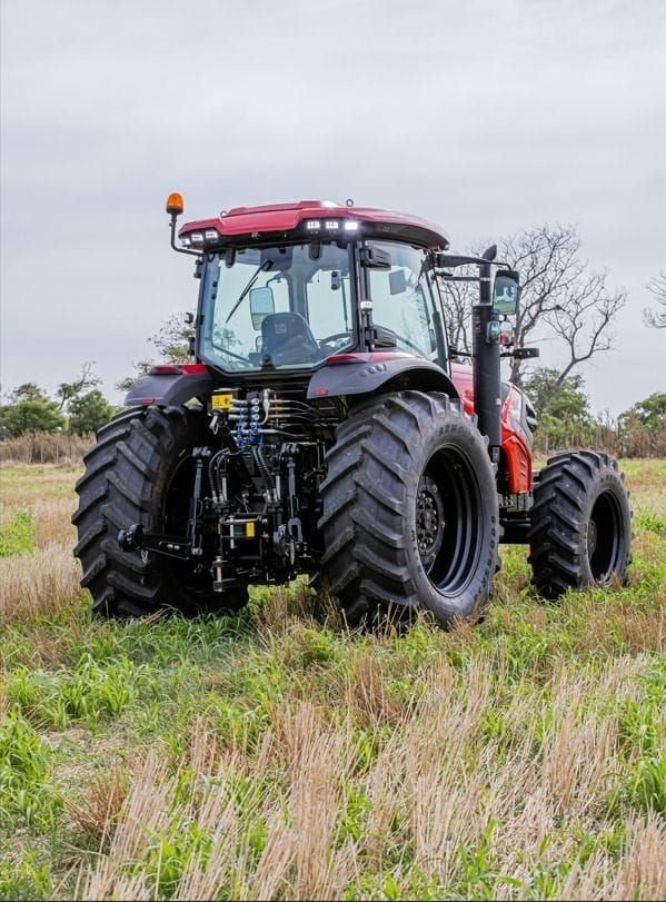 Tractor Traxor TRX 150 de atrás y de costado, del otro lado
