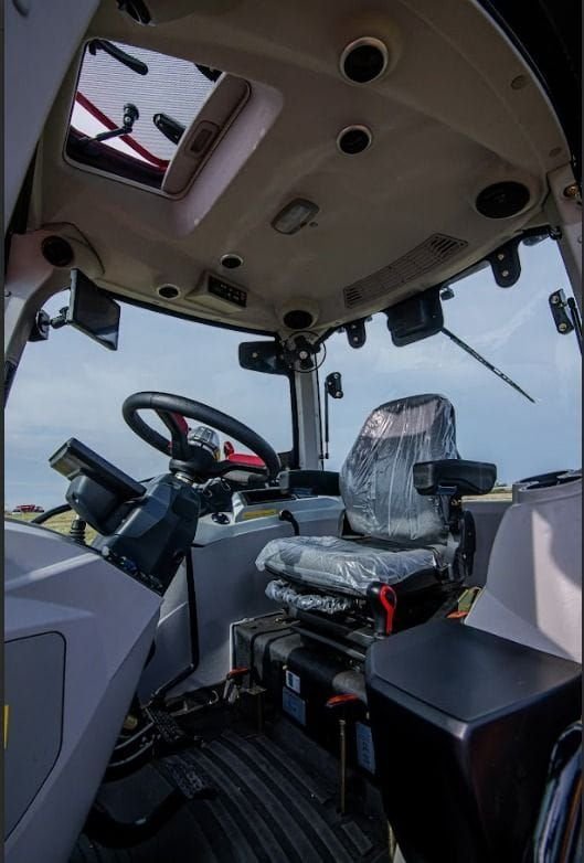 Tractor Traxor TRX 150 por dentro: la cabina con el asiento neumático y los comandos