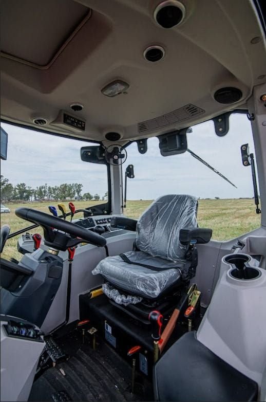 Tractor Traxor TRX 150 por dentro: la cabina vista desde la puerta