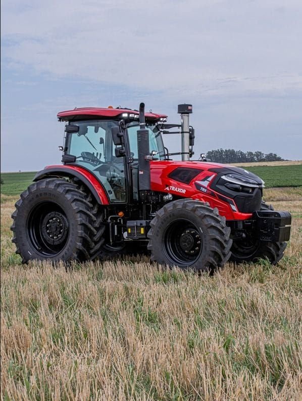 Tractor Traxor TRX 180 de frente y de costado, del lado de la cabina