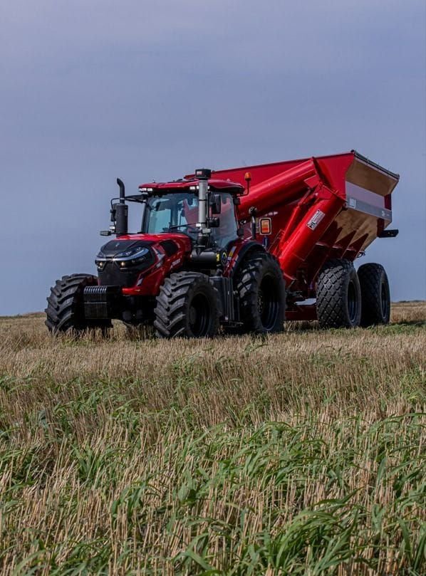 Tractor Traxor TRX 180 tirando una tolva autodescargable