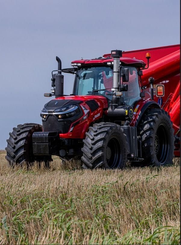 Tractor Traxor TRX 180 con una tolva autodescargable, de frente