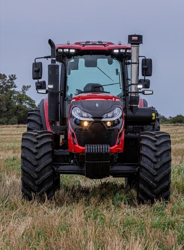 Tractor Traxor TRX 180 de frente con las luces prendidas