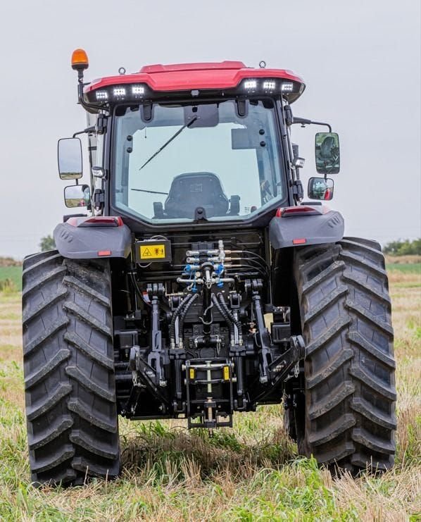 Tractor Traxor TRX 180 de atrás, con el tres puntos y las salidas hidráulicas